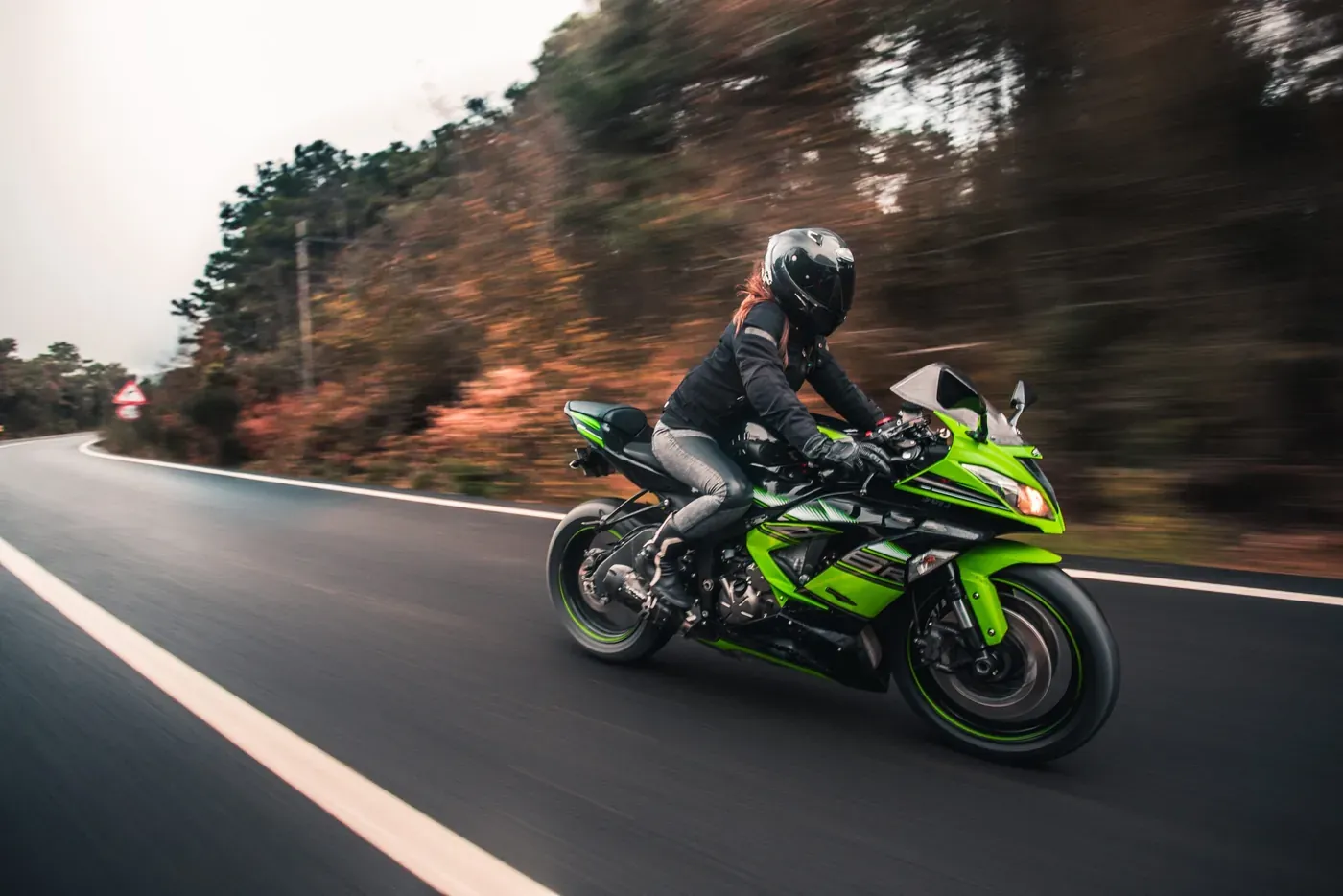 Motorrijder op een landweg tijdens een motorrijles in de omgeving van Zwolle